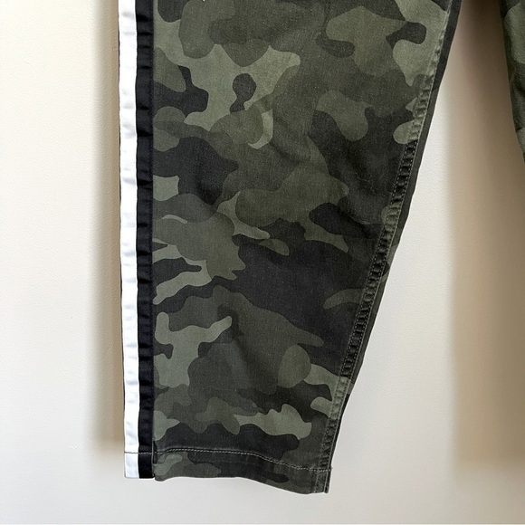 Converse Women’s Camo Green Ankle Length Pants Contrast Side Stripe M - Picture 10 of 16
